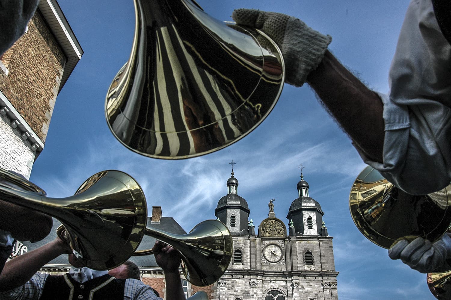 Des sonneurs devant la basilique de Saint-Hubert